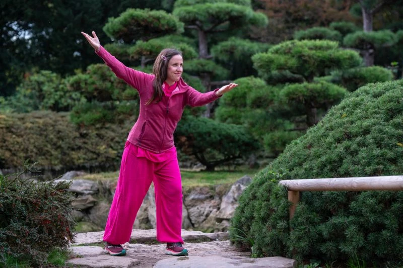 Tai-Chi-Übende in einem Japanischen Garten